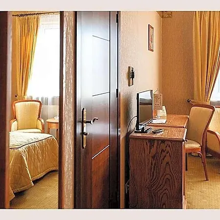 Mistral Hotell 3*